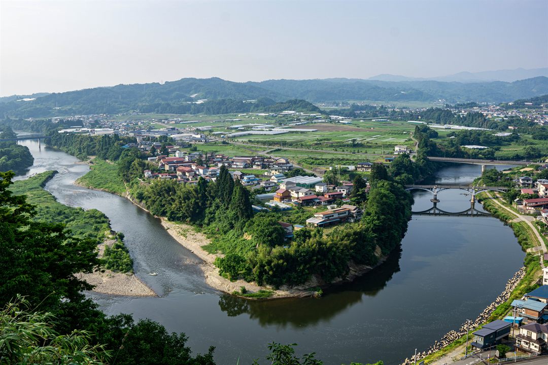 日本一公園から臨む最上川と大江町左沢